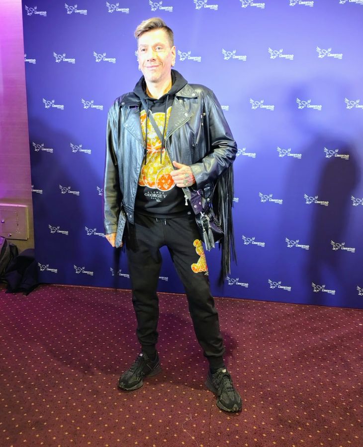 Roberto Piazza en el búnker libertario, entusiasmado con vestir a Karina Milei. Roberto Piazza en el búnker libertario, entusiasmado con vestir a Karina Milei.