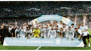 Una más para la vitrina. Todo Real Madrid festeja la Supercopa española, el séptimo título que logra en los 20 meses que está de técnico Zinedine Zidane. Superó netamente a un Barcelona que tocó fondo.