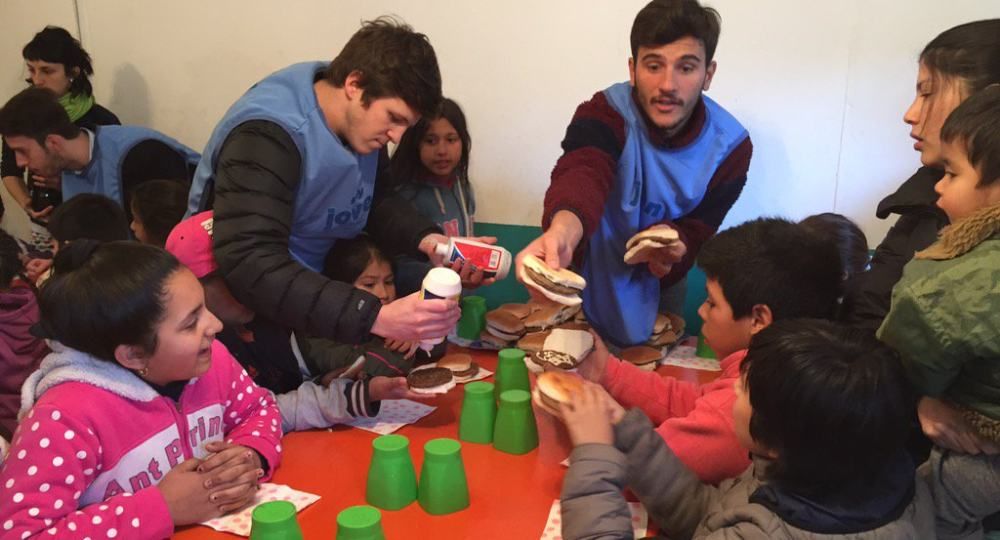 Polémica por uso de pecheras en actividad encabezada por Piter Robledo (foto 1)