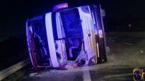 Así quedó el micro que volcó en la Ruta 2