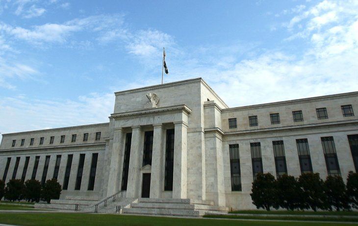 La Fed comenzó a revertir las condiciones restrictivas que impuso para frenar la inflación.&nbsp;