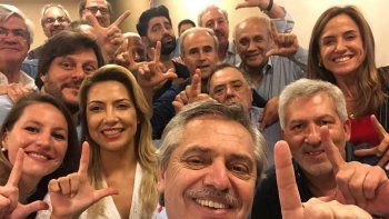 el festejo intimo de alberto tras el cierre de votacion: un minuto de silencio...