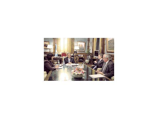 El presidente Néstor Kirchner, con la ministra de Economía, Felisa Miceli, durante la reunión previa al anuncio de la reducción en las retenciones al sector lácteo.