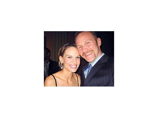 El creador de «30 días», Morgan Spurlock (director del filmcontra McDonald’s) con la actriz Hilary Swank («MillionDollar Baby»).