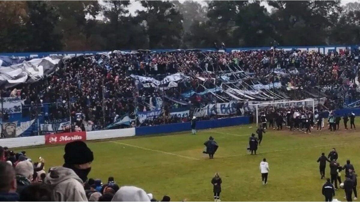 Tragedy in second division football: a woman died in a shootout between Almagro and Estudiantes de Buenos Aires fans