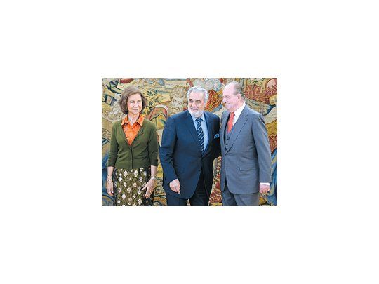 El rey Juan Carlos y la reina Sofía de España almorzaron ayer con Plácido Domingo, quien mañana cumple 70 años.