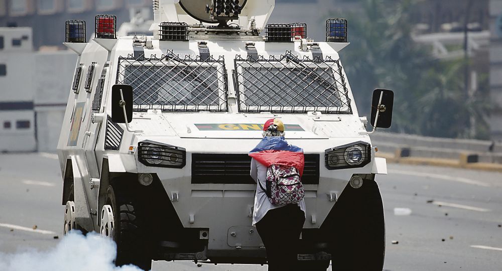 intentaron bloquear el paso de vehículos blindados