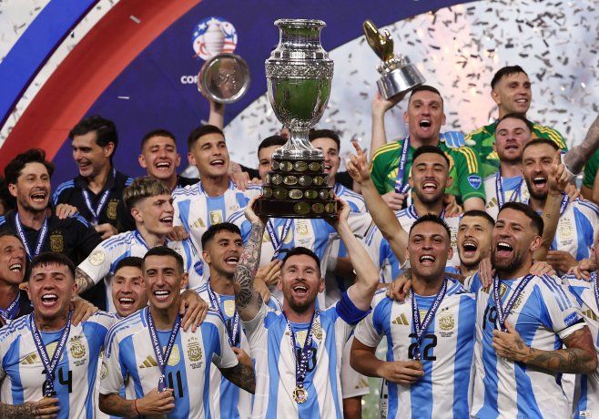 El fútbol se rinde a los pies de la Selección Argentina y de Lionel Messi, quien hizo un posteo alusivo a la obtención de la Copa América, a sus compañeros más veteranos y al estado de su tobillo lesionado.