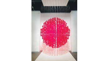La espléndida esfera roja de fragmentos de acrílico transparente del siempre joven Julio Le Parc cuyo resplandor atrae todas las miradas y cuyo valor ronda los 250.000 dólares.
