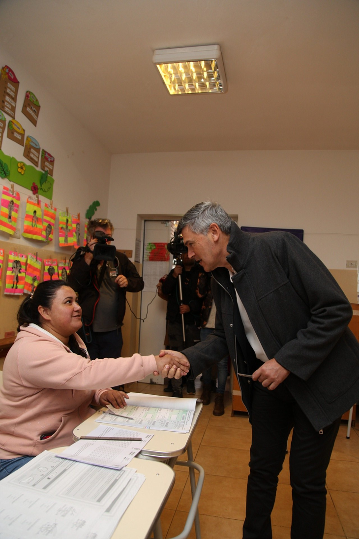El viceintendente Daniel Passerini, al sufragar en el Colegio Alemán de la capital provincial.