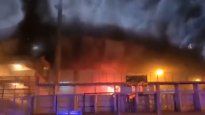 insolito: hinchas incendiaron el estadio de su clasico rival tras perder el partido
