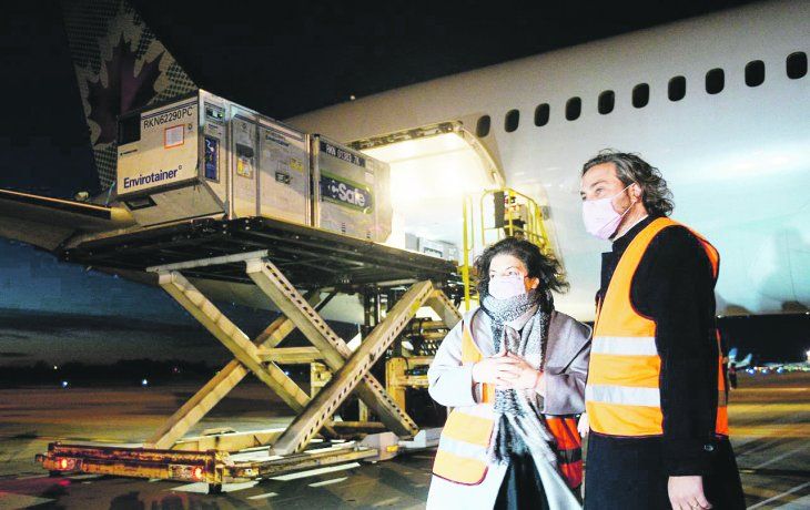 Dosis. Carla Vizzotti y Santiago Cafiero, ayer en Ezeiza, cuando llegaron 2.148.600 de vacunas de AstraZeneca con las cuales&nbsp; la Argentina superó las 17,5 millones de dosis.