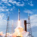 El cohete Falcon 9 realizó más de 600 vuelos hasta la fecha, un récord, y transformó el mercado del lanzamiento de satélites comerciales. El cohete Falcon 9 realizó más de 600 vuelos hasta la fecha, un récord, y transformó el mercado del lanzamiento de satélites comerciales.