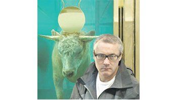 ámbito.com | Damien Hirst con «El becerro de oro», escultura que con una base de u$s 16 millones, es la estrella de la subasta que se anuncia como benéfica, aunque sólo 5 de las 221 obras están destinadas a beneficencia.