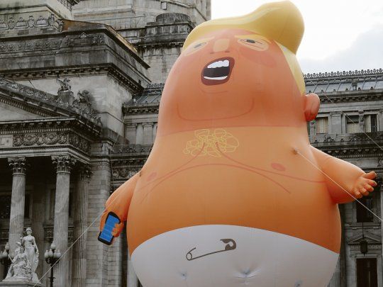 Carpas donde se realizaron charlas y el Baby Trump le dieron color a la Plaza del Congreso ayer.