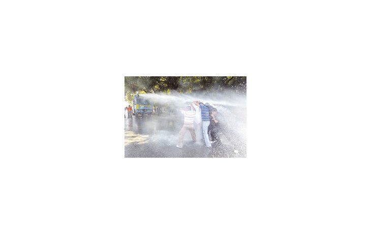 Estudiantes venezolanos fueron reprimidos ayer con carros hidrantes en Caracas cuando se manifestaban contra la aprobación de la ley universitaria que, según ellos, arrasa con la autonomía de las casas académicas.