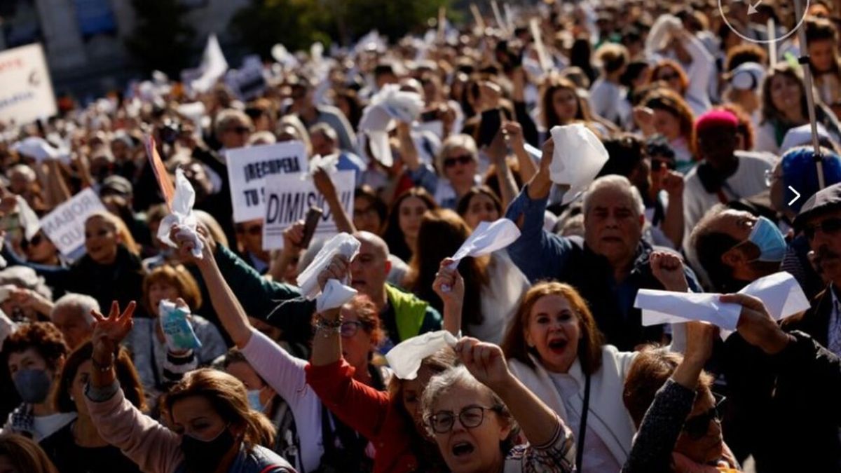 Madrid took to the streets to demonstrate in favor of public health