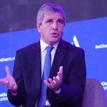 Luis Caputo posterga pagos y suma ingresos de privaizaciones para mantener arriba el superávit a pesar de que recauda menos. Luis Caputo posterga pagos y suma ingresos de privaizaciones para mantener arriba el superávit a pesar de que recauda menos.