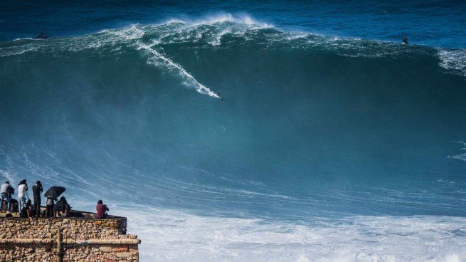 Increíble: surfeó una ola de 26 metros en Portugal y rompió el récord mundial