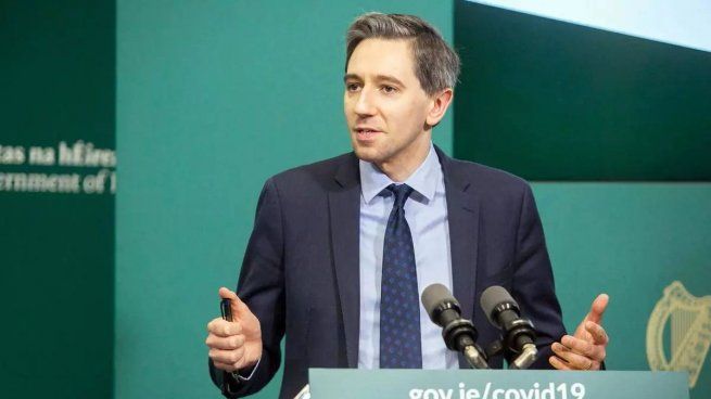 Simon Harris tiene 37 años.