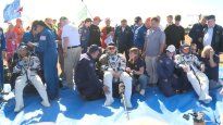 El astronauta Chris Williams y los cosmonautas Serguéi Kud-Sverchkov y Oleg Mikáev fueron asistidos tras su llegada a Zhezkazgan, Kazajistán, luego de completar su misión en la Estación Espacial Internacional (EEI).