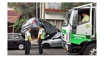Camión recolector de residuos chocó a cuatro autos en Saavedra