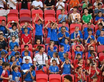 Hungría llenó un estadio solo con niños ante Inglaterra
