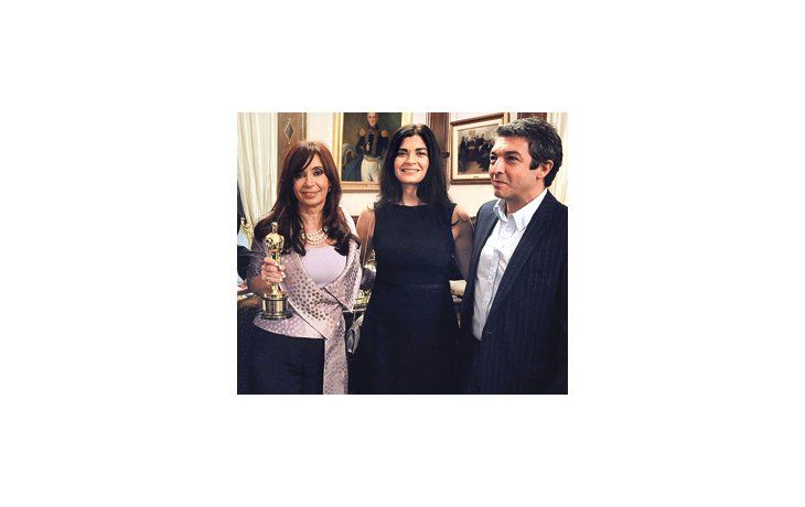 ámbito.com | La Presidente deslumbró con un saco cruzado de tono lila en seda labrada y un collar de perlas que contrastó con el look de los protagonistas de «El secreto de sus ojos».