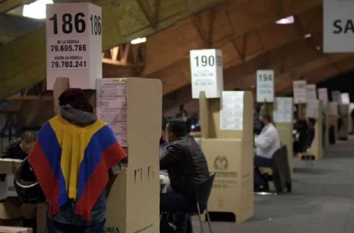 Los colombianos residentes en el exterior ya comenzaron a votar. Los colombianos residentes en el exterior ya comenzaron a votar.