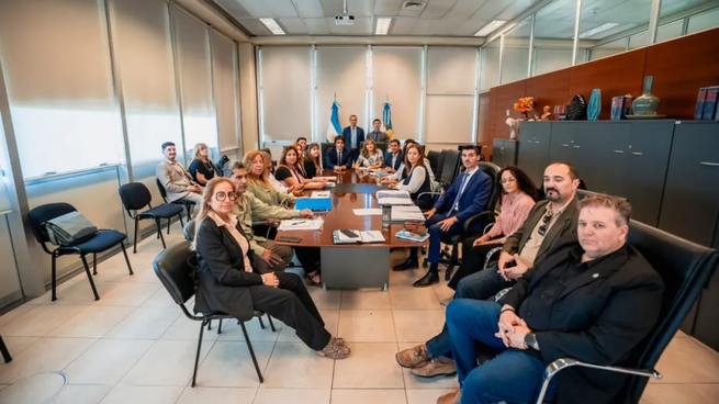 Autoridades del gobierno provincial de San Juan y sindicalistas en la primera reunión paritaria, tras las elecciones legislativas.&nbsp;