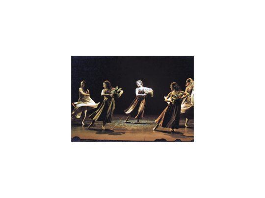 Un momento del espectáculo coreográfico multimedia “Lisboa, nunca te conocí, siempre te amé”, de Rodolfo Olguín, que se estrenó en el Centro Cultural Borges.