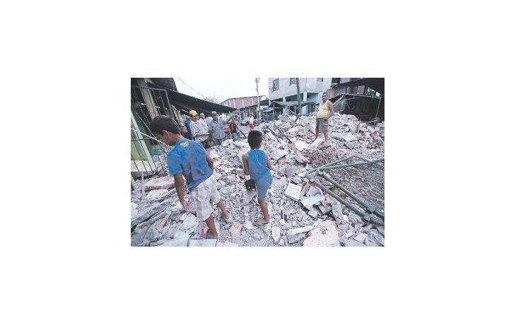 sacudió varias ciudades, que sufrieron destrozos