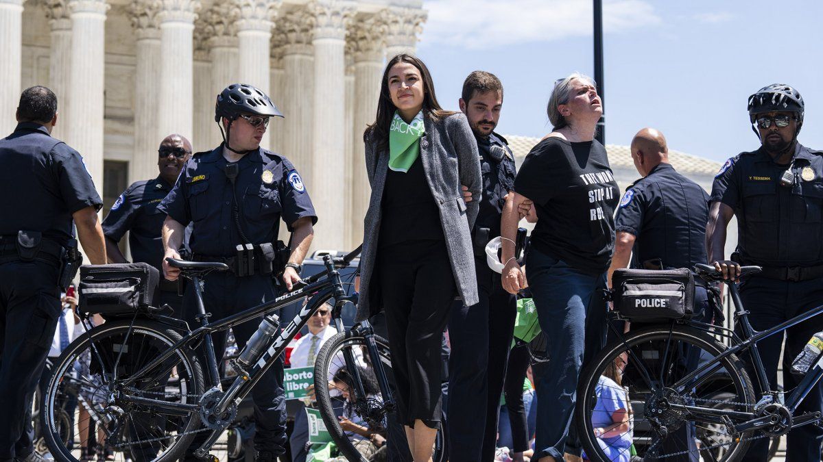 They arrest congressmen who protested for the right to abortion