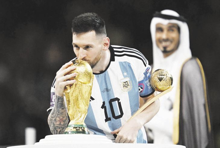 Love. The much-desired kiss that Lionel Messi wanted to give in his life to the World Cup. At 35 years old, in what could have been his last World Cup, the man from Rosario had the pleasure of winning it. Love. The much-desired kiss that Lionel Messi wanted to give in his life to the World Cup. At 35 years old, in what could have been his last World Cup, the man from Rosario had the pleasure of winning it.