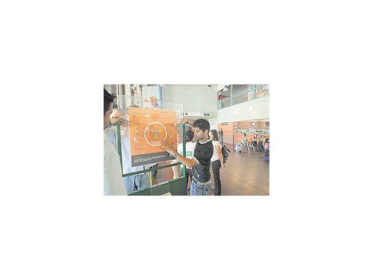 En la terminalde ómnibus ycerca de losmicros quellegan y partena Paraguay, elGobiernoporteñodespliega unacampañacontra eldengue. Alarmael aumento decasos.