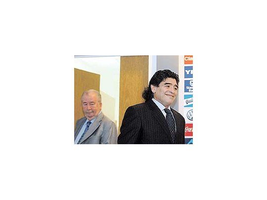 Diego Maradona mira para un lado y Julio Grondona para el otro. No se reunieron y usaron los dos a Bilardo como mediador.