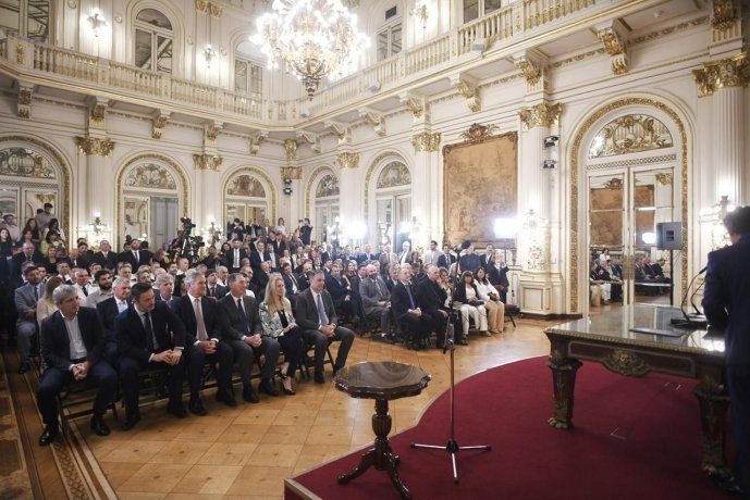 Javier Milei le tomó juramento a Alejandra Monteoliva. Javier Milei le tomó juramento a Alejandra Monteoliva. 