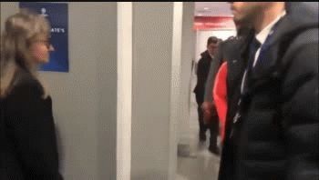 messi vivio una incomoda situacion en el aeropuerto y reacciono contra los hinchas de barcelona