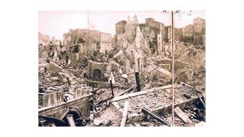 Parte del mural fotográfico que le sirvió de modelo a Augusto Ferrari (padre de León Ferrari) para pintar el inmenso «Panorama de Messina destruida», una técnica que fue un antecedente del cine.