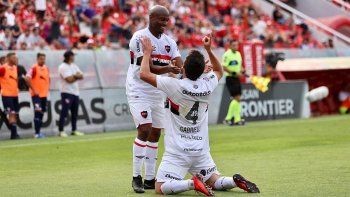 Newells aprovechó los errores de Independiente y le ganó en el final.