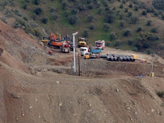 Las excavadoras trabajan contrareloj para dar con el niño Julen.