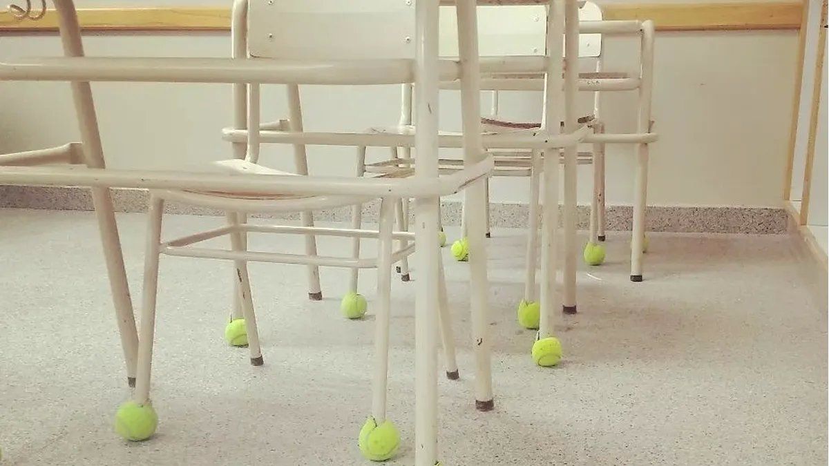 Autismo: pelotas de tenis en los bancos de la escuela para que un alumno no sufra los ruidos