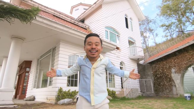 Así es la mansión de Abelito en CDMX: estilo gótico, banquitos por todos lados y hasta un estudio musical subterráneo