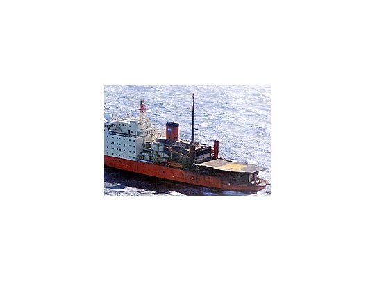 El rompehielos Almirante Irízar quedó notoriamente afectado tras sufrir un importante incendio. Luego de que se controlara el fuego, comenzaron los preparativos para su remolque hasta Puerto Belgrano.