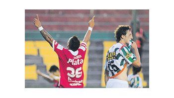 Bordagaray pone en ventaja a Argentinos ante el sufrimiento de Delfino. Después Banfield lo dio vuelta pero el triunfo se le escapó en el final.
