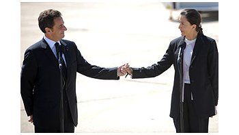 Nicolas Sarkozy junto a Ingrid Betancourt en París.