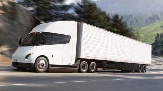 Aunque los camiones eléctricos requieren baterías de entre 4 y 6 toneladas y tienen un costo inicial entre u$s100.000 y u$s150.000 superior. Aunque los camiones eléctricos requieren baterías de entre 4 y 6 toneladas y tienen un costo inicial entre u$s100.000 y u$s150.000 superior.