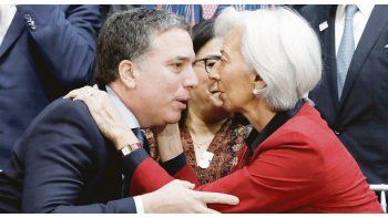ámbito.com | ¡Agárrense de las manos!. El ministro de Hacienda, Nicolás Dujov-ne, se aferra a la directora gerente del FMI, Christine Lagarde.