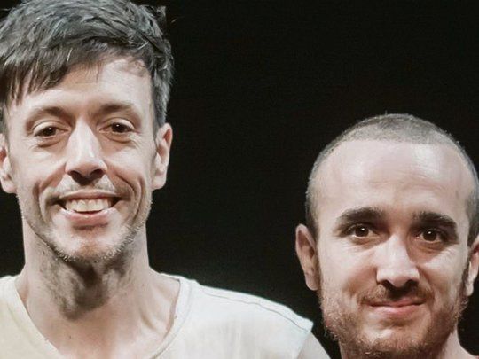El brote. Emiliano Dionisi (izq.) y Roberto Peloni, responsables del estreno de esta nueva producción en el Teatro del Pueblo.