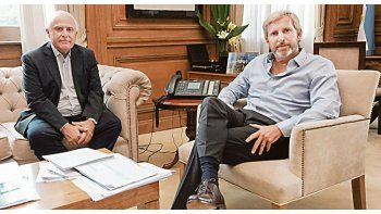 Negociación. El gobernador de Santa Fe Miguel Lifschitz y el ministro del Interior Rogelio Frigerio avanzan en un combo de bonos y obras.